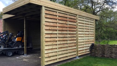 hoge moderne carport met afgewerkte wanden