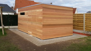 modern tuinhuis in tropisch hout en dubbele verborgen deur