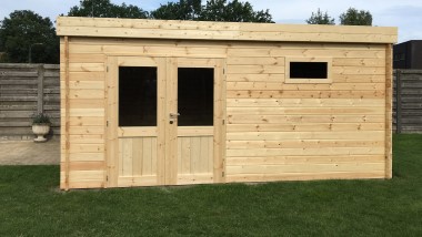 moderne blokhut met plat dak en dubbele deur
