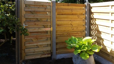 robuuste tuinpoort in dezelfde afwerking als de tuinpanelen