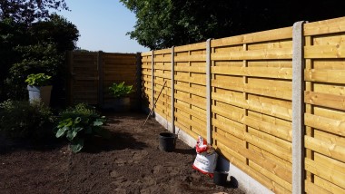 houten tuinafsluiting met betonnen plint