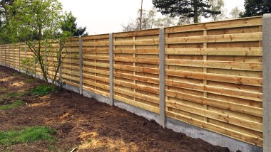 tuinafsluiting in hout met betonnen plint en deklat